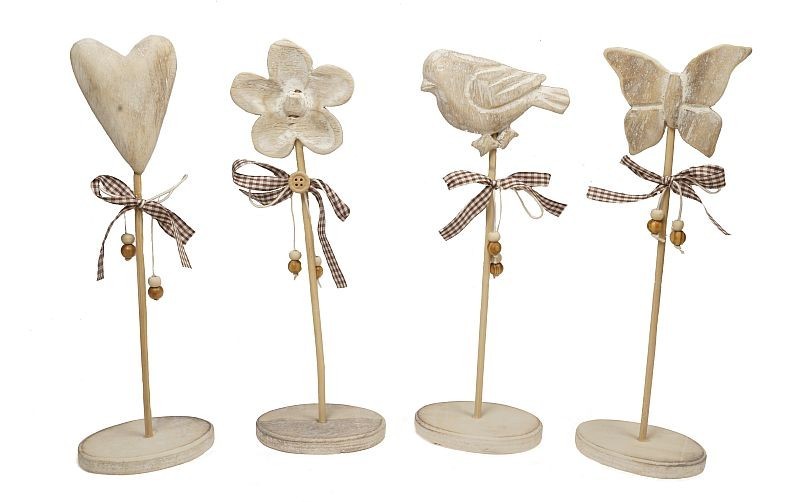 Motyl na drewnianym stojaku